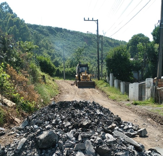 Prefeitura de Lages Secretaria de Obras e Infraestrutura realiza nova etapa de manutenção com revestimento primário nesta segunda-feira