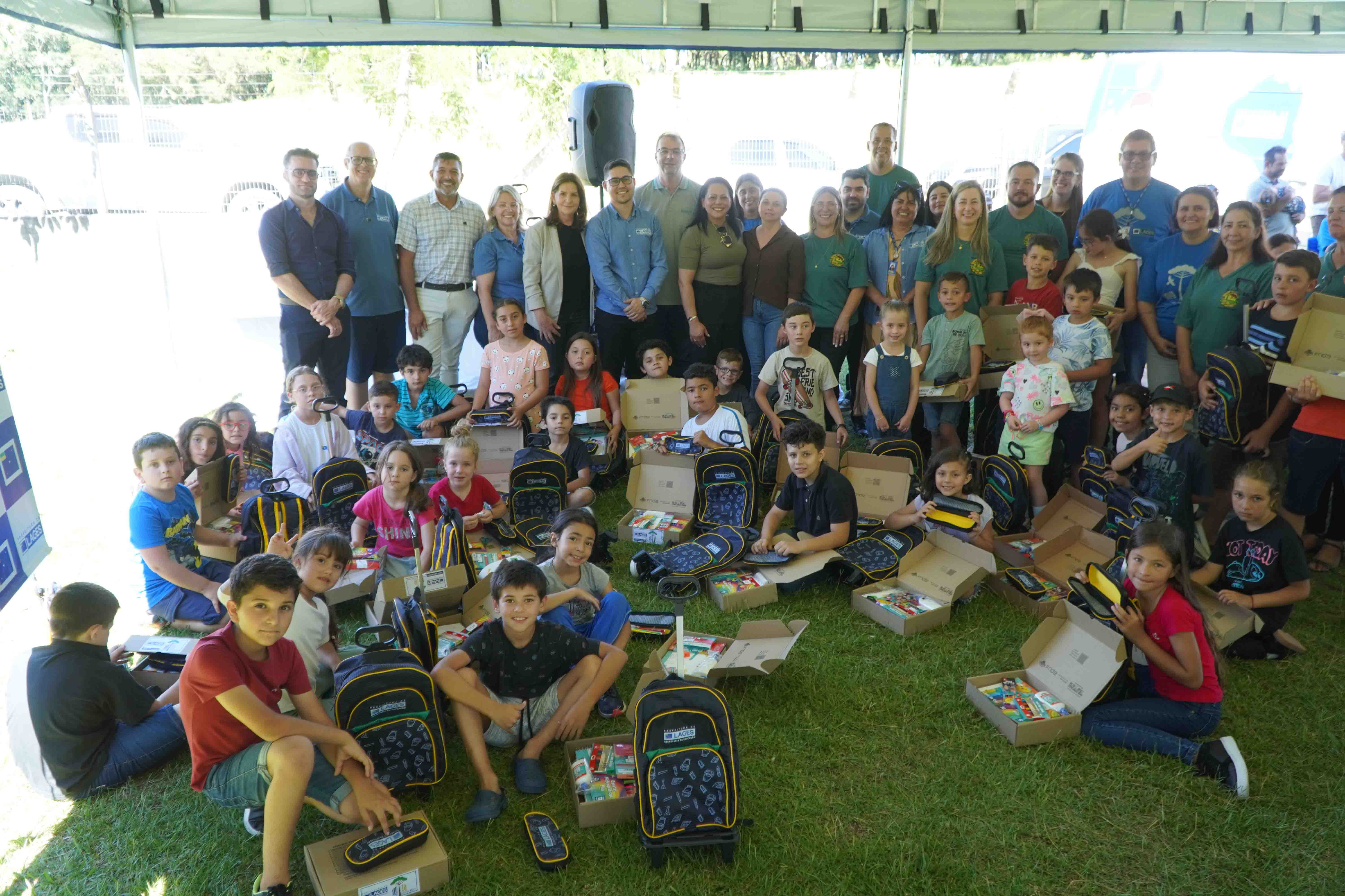 Prefeitura de Lages Secretaria da Educação entrega kits de materiais escolares às crianças e estudantes das Escolas do Campo