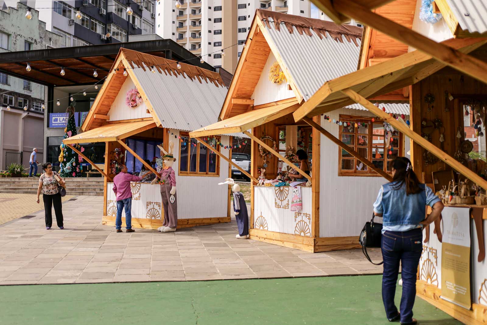 Prefeitura de Lages Feira do Artesanato, no calçadão da Praça João Costa, segue até sábado (11) e continua atraindo público no centro de Lages