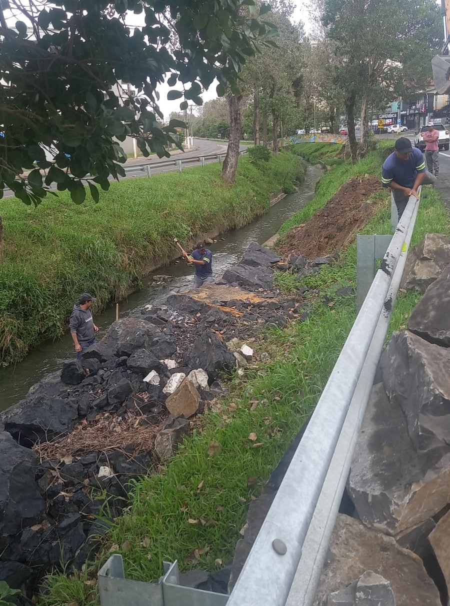 Prefeitura de Lages Avenida Belisário Ramos recebe novamente obra para estabilizar margens do rio Carahá