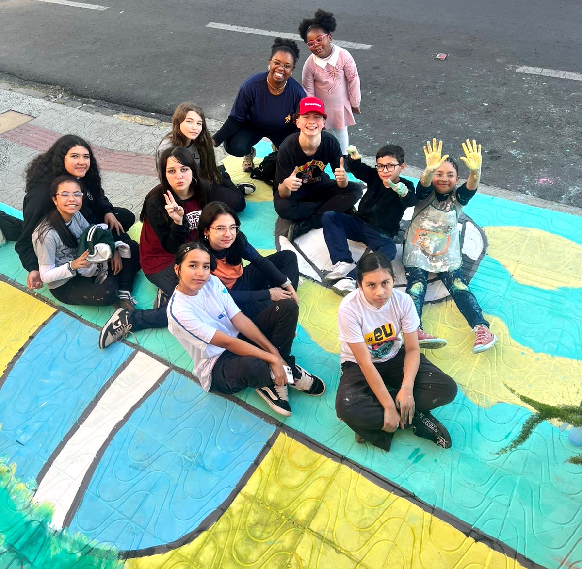 Prefeitura de Lages Em clima de Copa: estudantes pintam o sonho do Hexa em calçadas de Lages