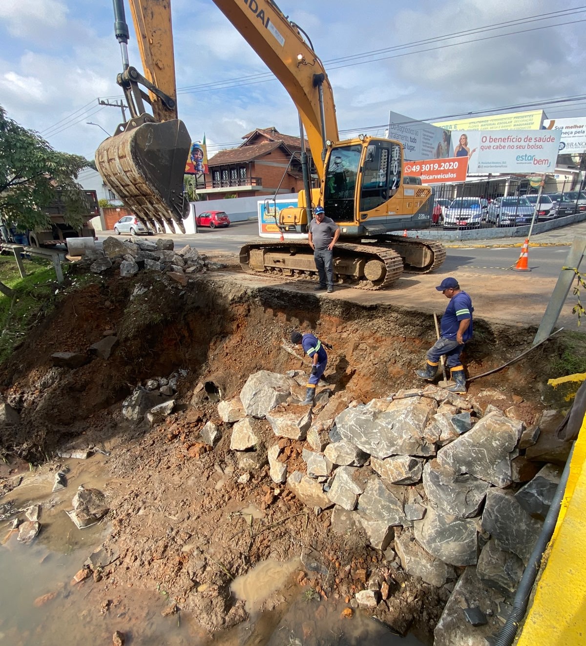Prefeitura de Lages Novas intervenções com enrocamento de pedras buscam conter erosão na avenida Belizário Ramos 