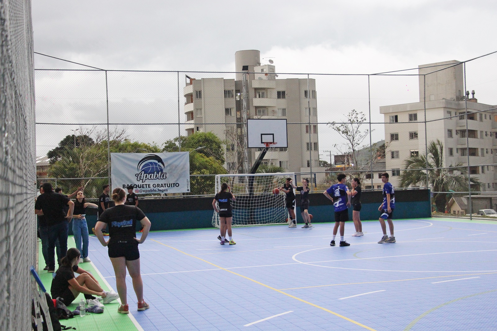 Prefeitura de Lages Apabla Lages leva treinos de basquete para quadra poliesportiva da Praça 8 de Março 