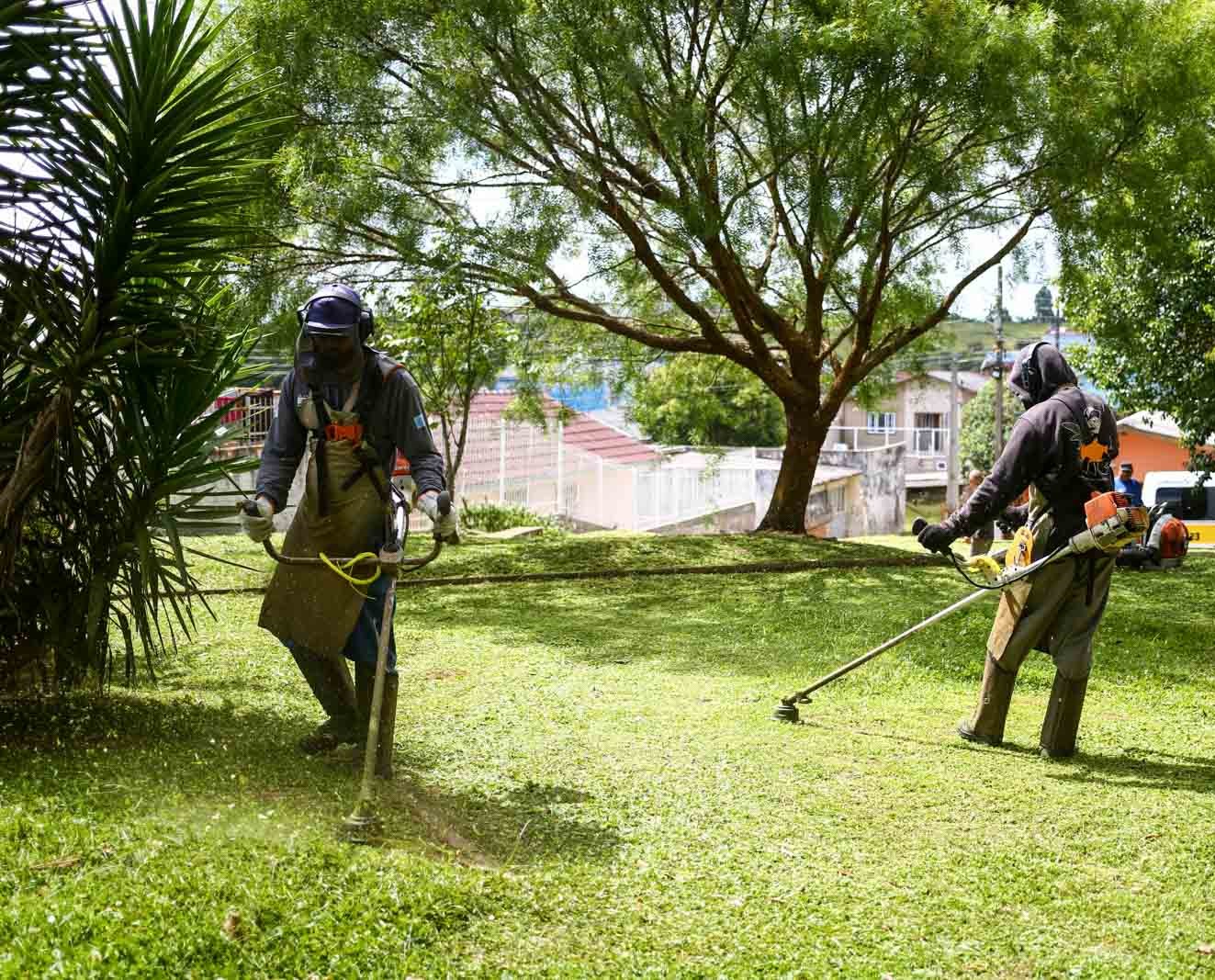 Prefeitura de Lages Equipes intensificam manutenção e limpeza em áreas de grande circulação de pessoas em bairros de Lages