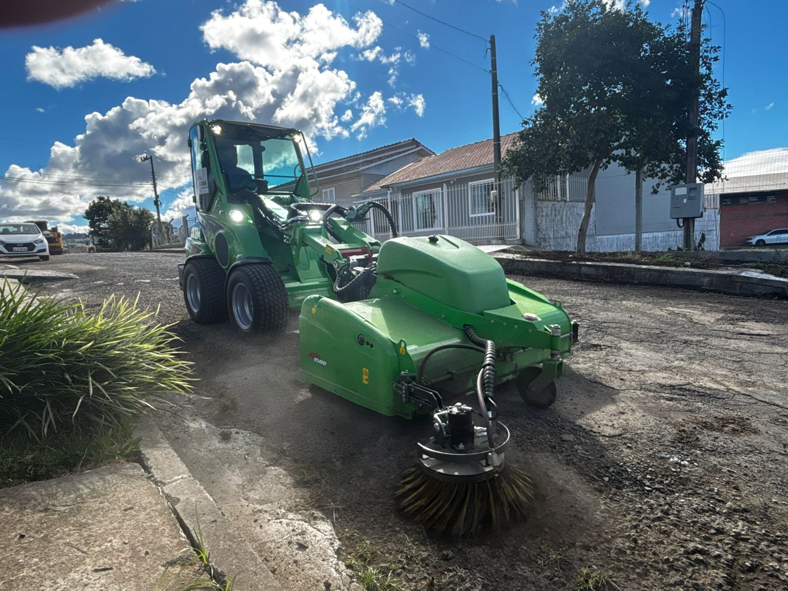 Prefeitura de Lages Investimento em infraestrutura: convênio com o Governo do Estado garante R$ 4,8 milhões em maquinário para Lages