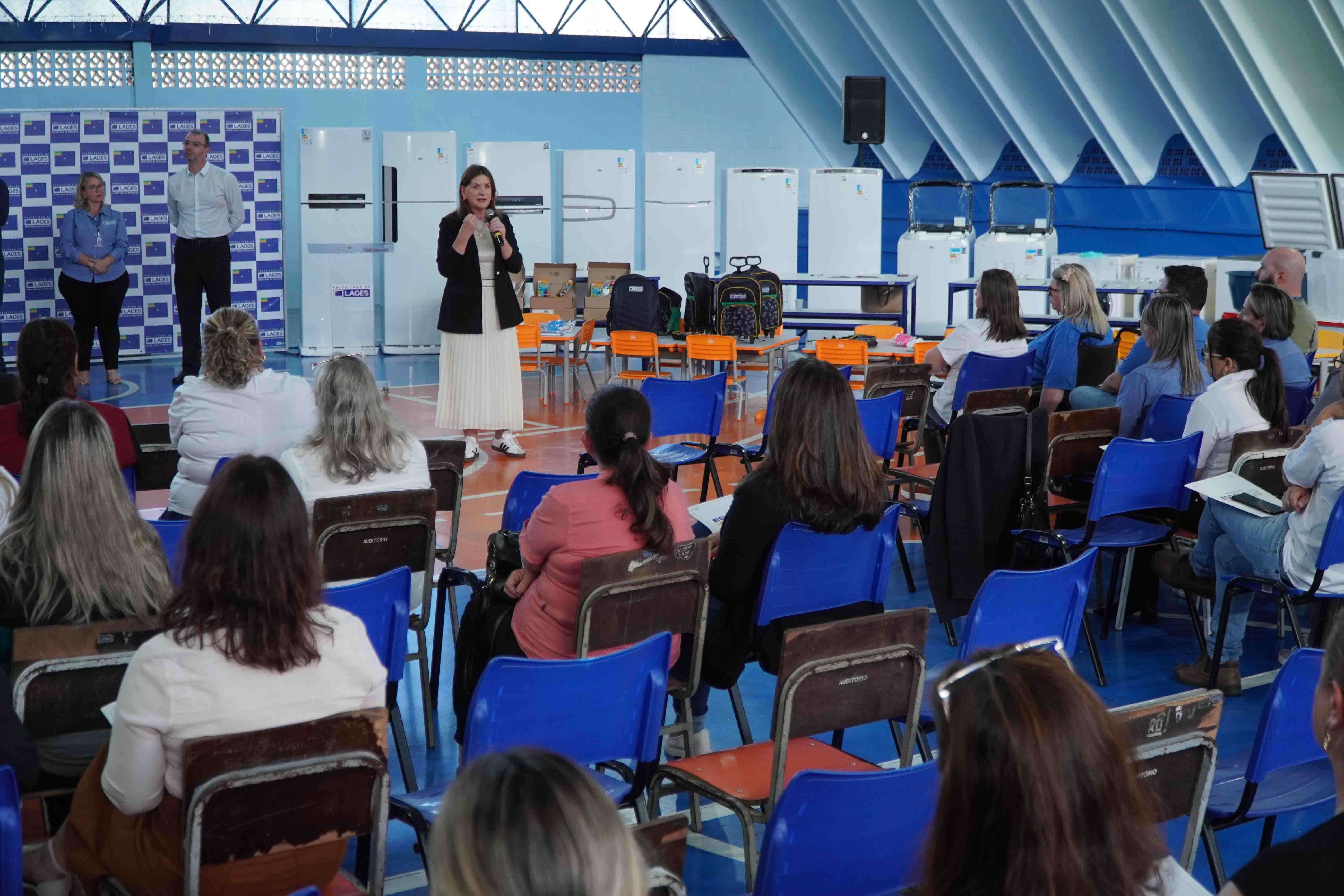 Prefeitura de Lages Prefeitura de Lages entrega mais de 3 mil itens de cozinha, mobiliário e eletrodomésticos para as unidades de ensino municipais