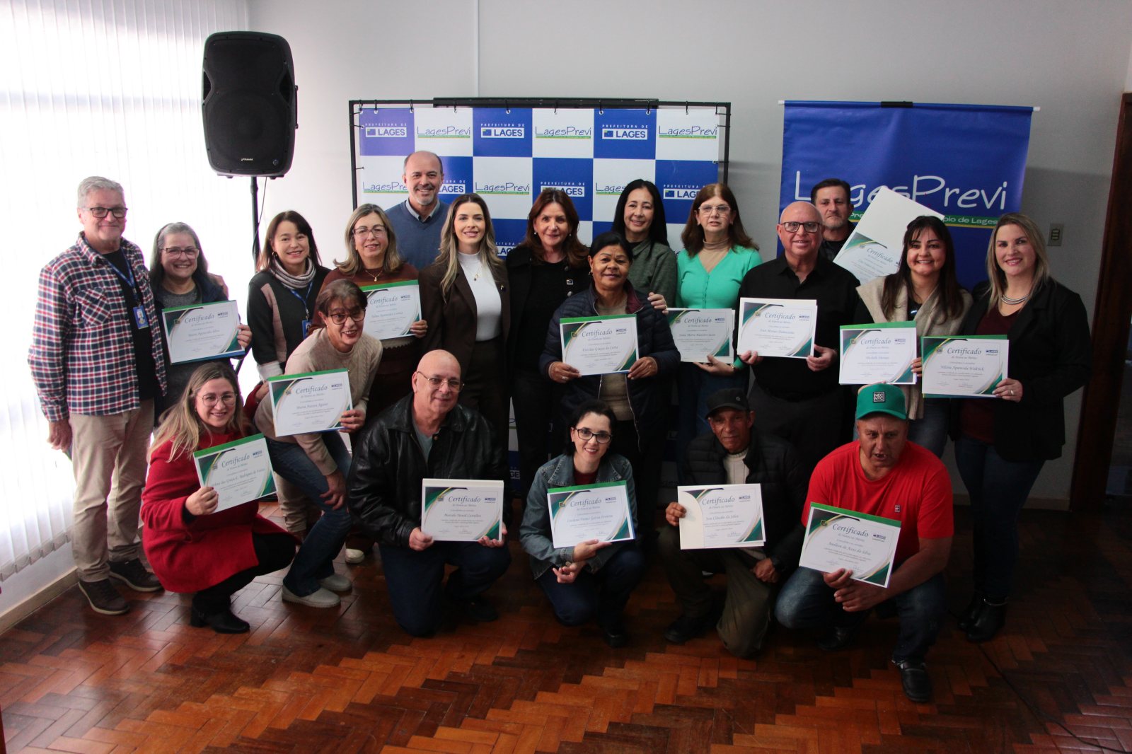 Prefeitura de Lages Reconhecimento merecido e repleto de emoção: Servidores recém-aposentados pela Prefeitura são homenageados em cerimônia de reverência e respeito as suas décadas de dedicação e amor à sociedade de Lages   
