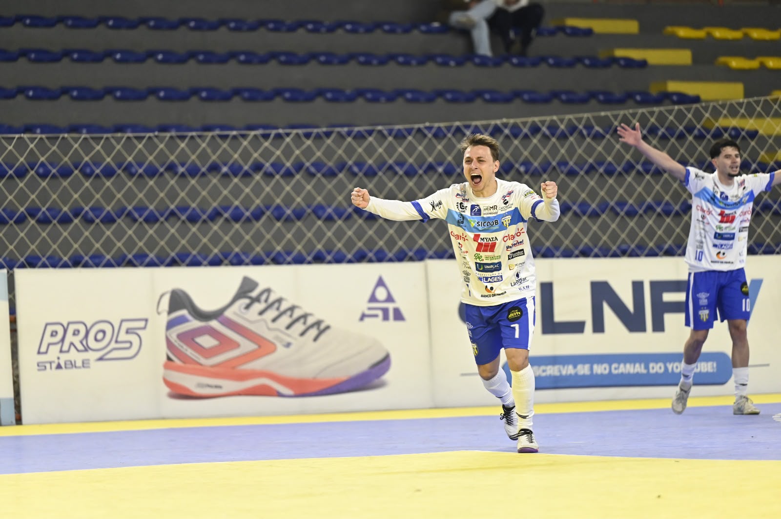 Prefeitura de Lages Lages Futsal vence confronto direto, retorna ao G-12 e ganha força na briga pelos playoffs da LNF Silver