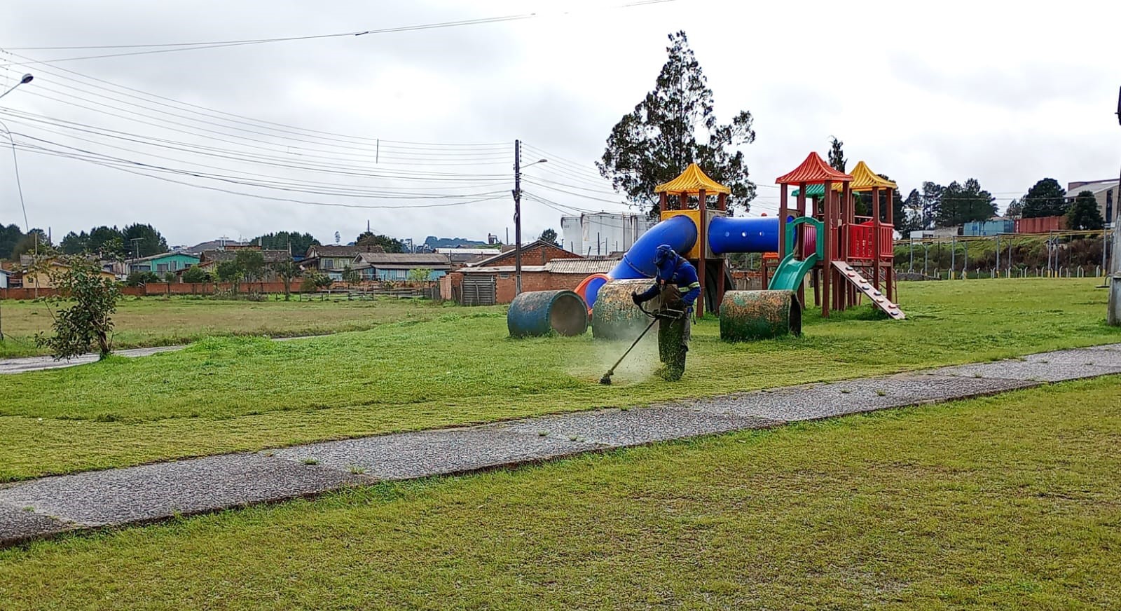 Prefeitura de Lages Cuidado que se vê nas ruas: Serviços Públicos inicia a semana com equipes mobilizadas em diferentes regiões de Lages