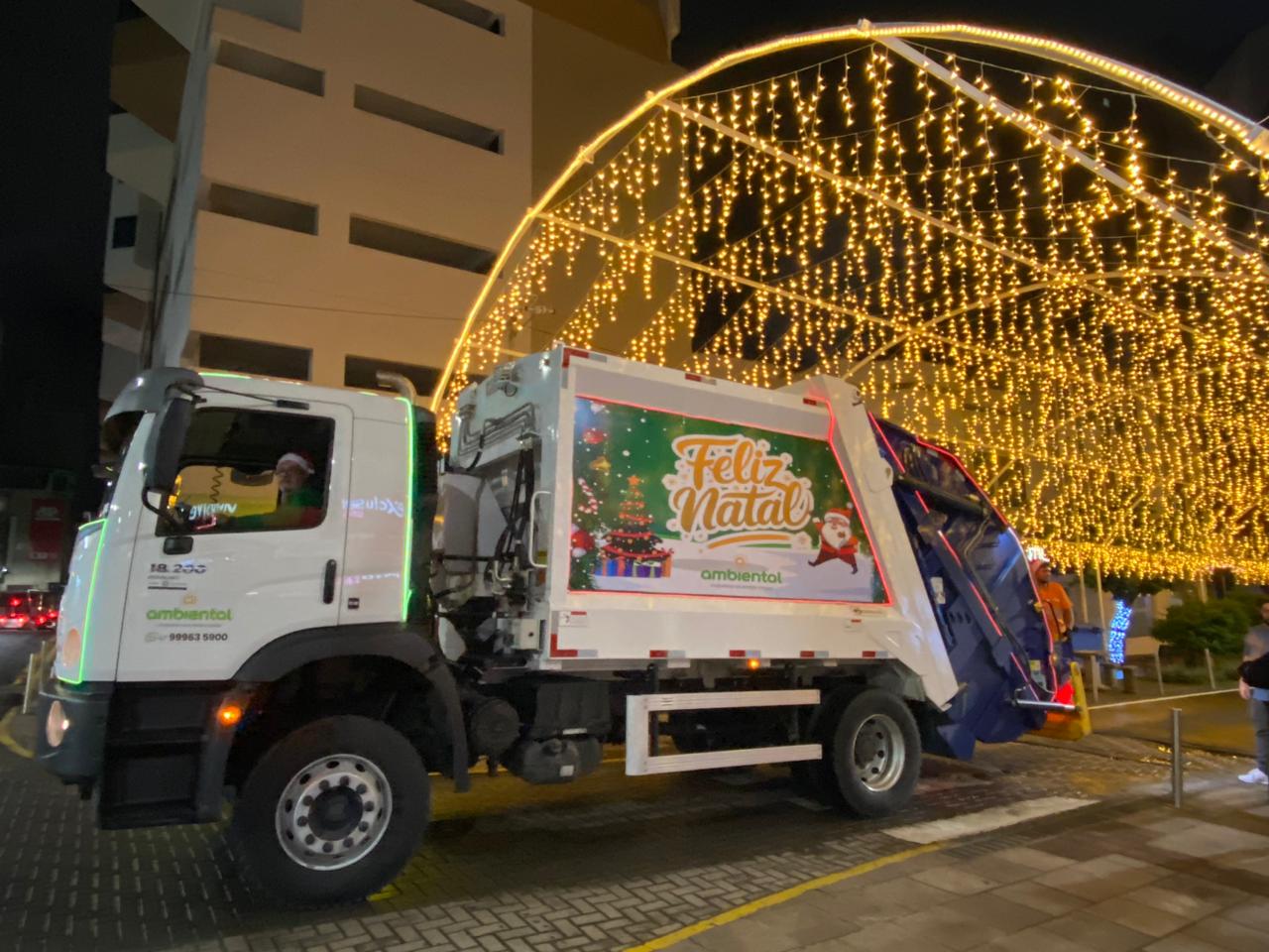 Prefeitura de Lages Caminhão decorado leva o espírito natalino às ruas de Lages durante a coleta de resíduos domiciliares