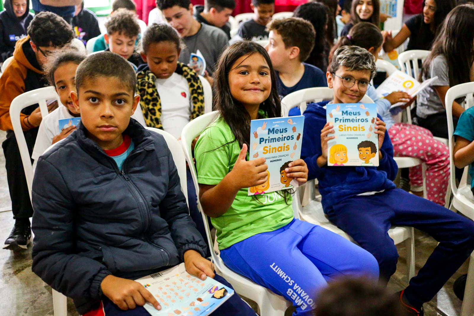 Prefeitura de Lages Livro de estímulo ao aprendizado dos números em Libras de maneira lúdica é lançado em Lages