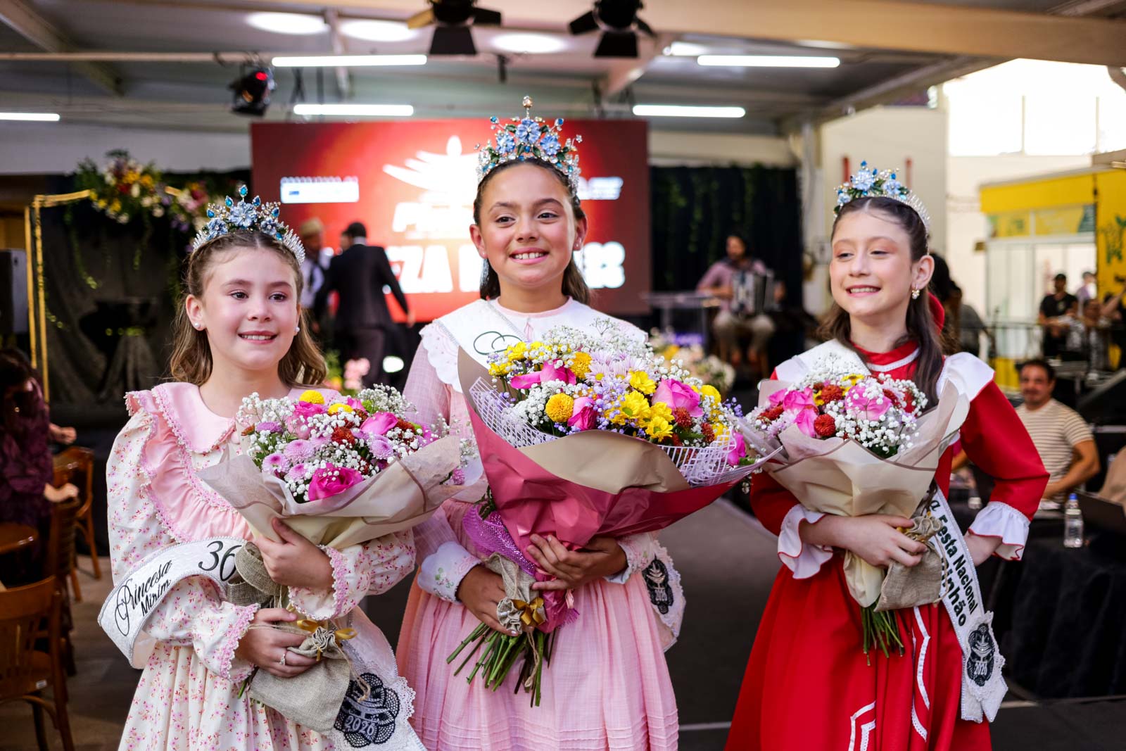 Prefeitura de Lages Maria Laura Correa Rodrigues é eleita Rainha Mirim da 36ª Festa Nacional do Pinhão