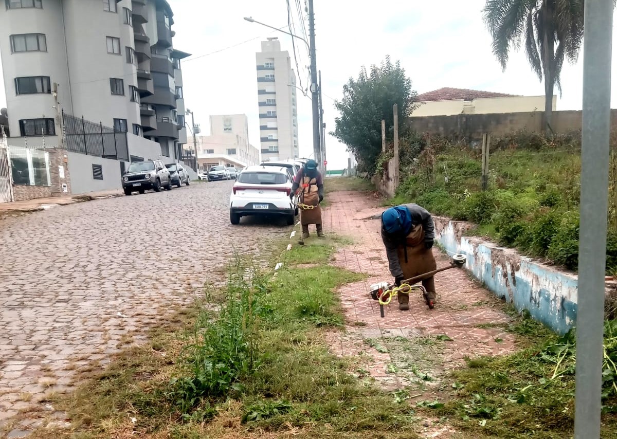 Prefeitura de Lages Roçadas de vegetações, pinturas e reformas de abrigos de passageiros de ônibus mobilizam equipes em Lages