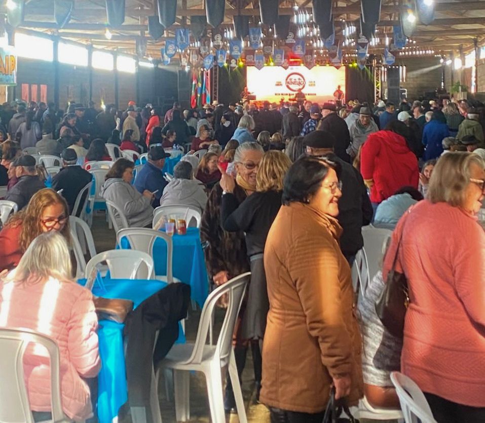 Prefeitura de Lages CAPI, da Prefeitura de Lages, leva 76 idosos ao Baile da Melhor Idade do Painelaço
