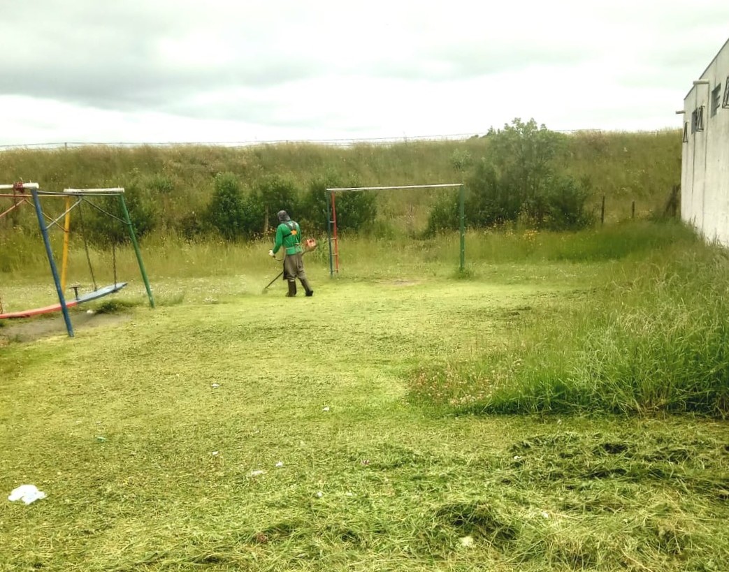Prefeitura de Lages Com calor intenso, Prefeitura reforça limpeza e roçadas em diversos bairros
