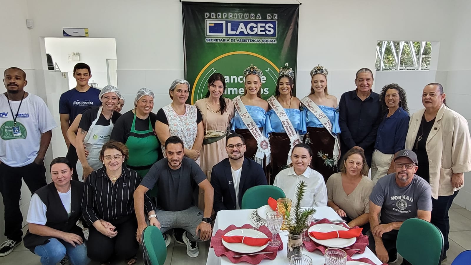Prefeitura de Lages Entre tradição e solidariedade: realeza da Festa do Pinhão visita Banco de Alimentos de Lages