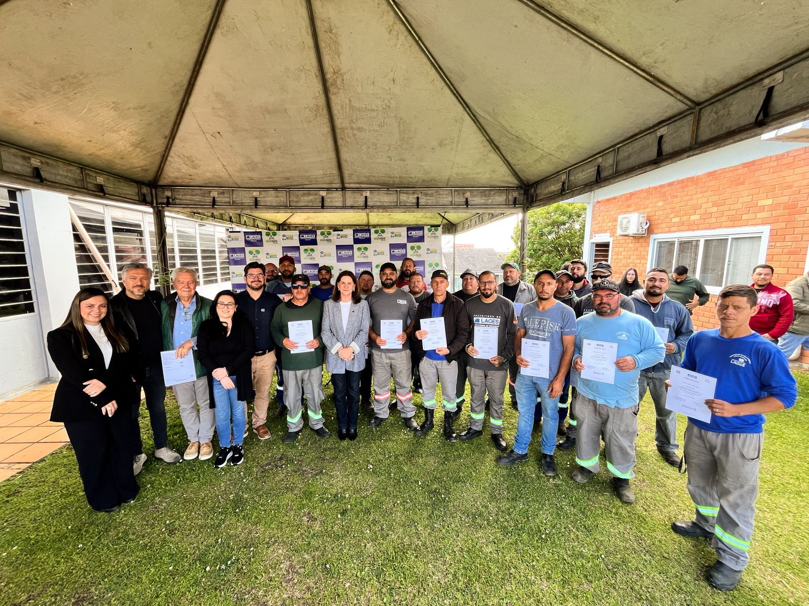 Prefeitura de Lages Servidores da Secretaria de Serviços Públicos recebem certificados de capacitação em segurança e operação de equipamentos