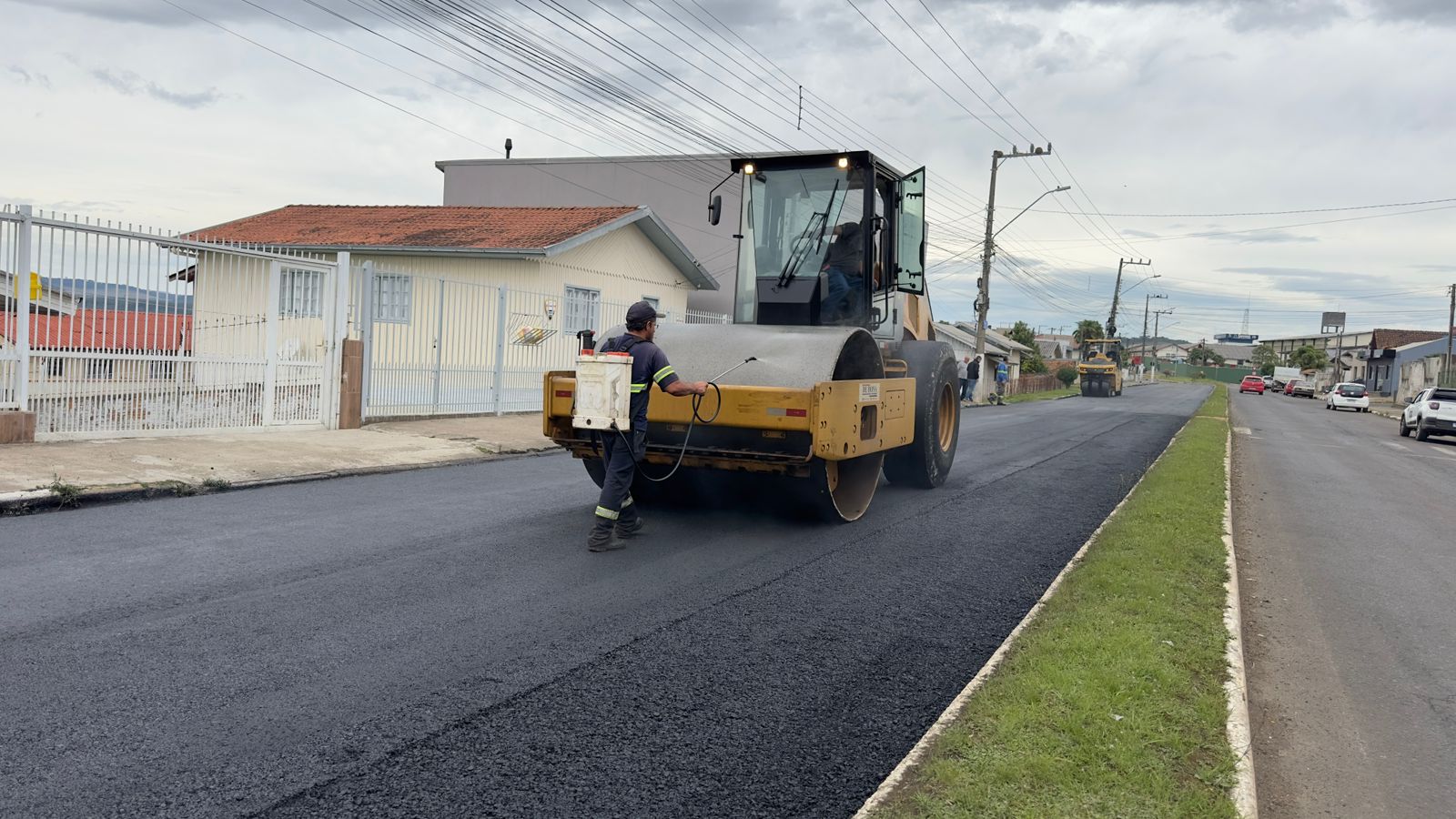 Prefeitura de Lages Recapeamento da Avenida 1º de Maio avança com 600 toneladas de massa asfáltica