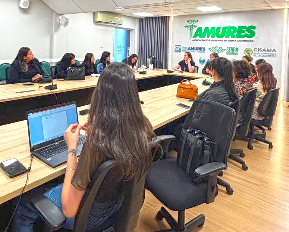 Prefeitura de Lages Secretaria de Políticas para a Mulher e para a Pessoa Idosa, de Lages, e Amures firmam parceria para capacitações da rede de proteção na região da Serra