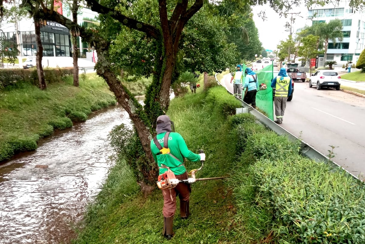 Prefeitura de Lages Roçada mantém principais avenidas limpas e preparadas para o fim de ano