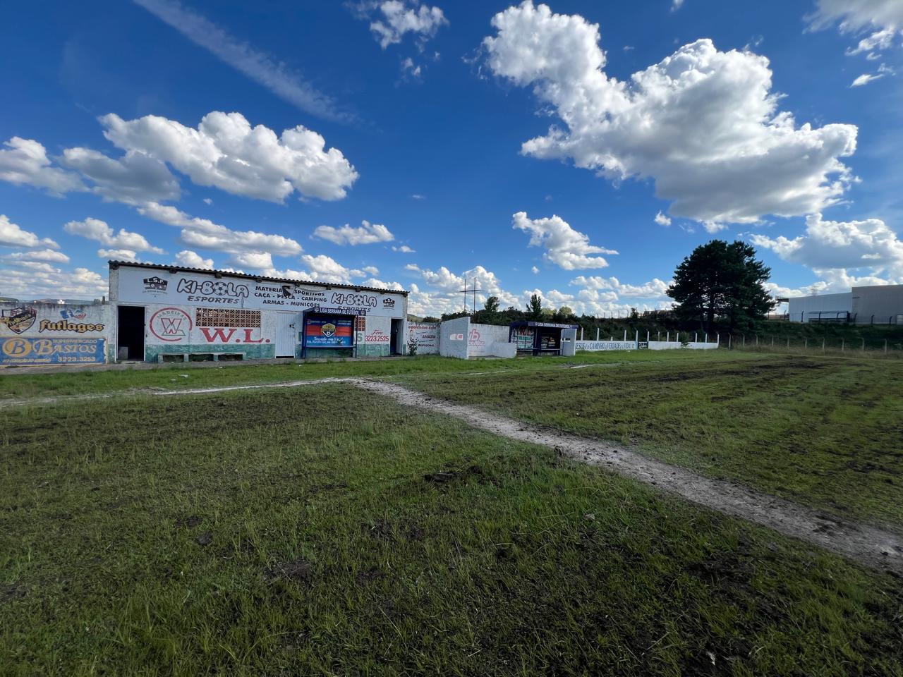 Prefeitura de Lages Campo de futebol do bairro Pisani passa por manutenção para atender esporte em Lages