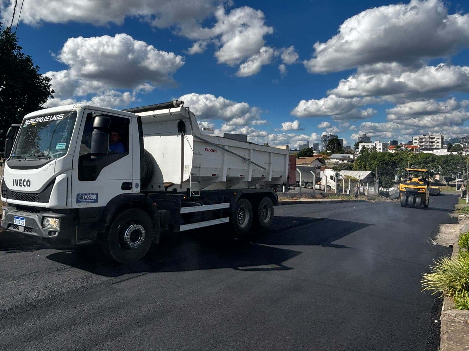Prefeitura de Lages Bairro Copacabana recebe 500 toneladas de massa asfáltica em dois trechos com asfalto extremamente deteriorado 