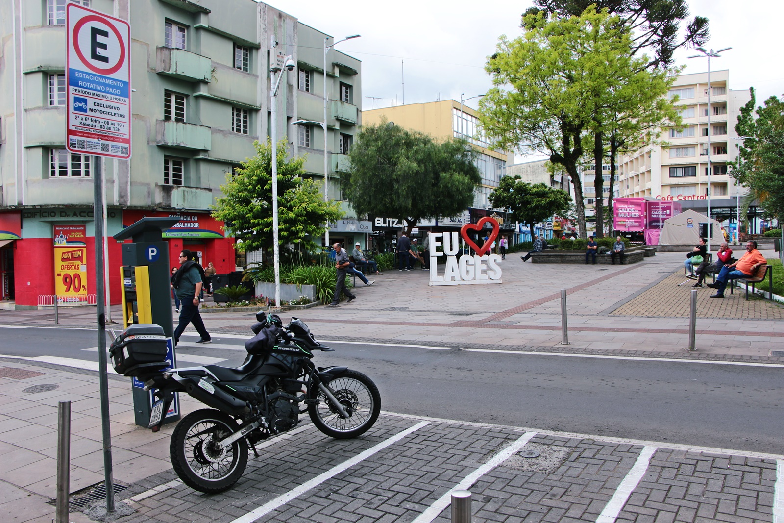 Prefeitura de Lages Novas vagas para motocicletas organizam o trânsito e dão mais segurança na área central de Lages
