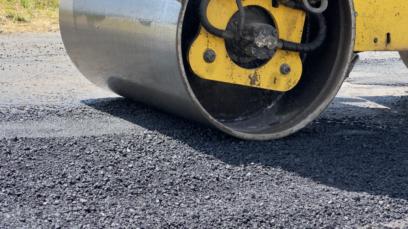 Prefeitura de Lages Obras e Infraestrutura executa serviços de drenagem e manutenção viária em dois bairros de Lages