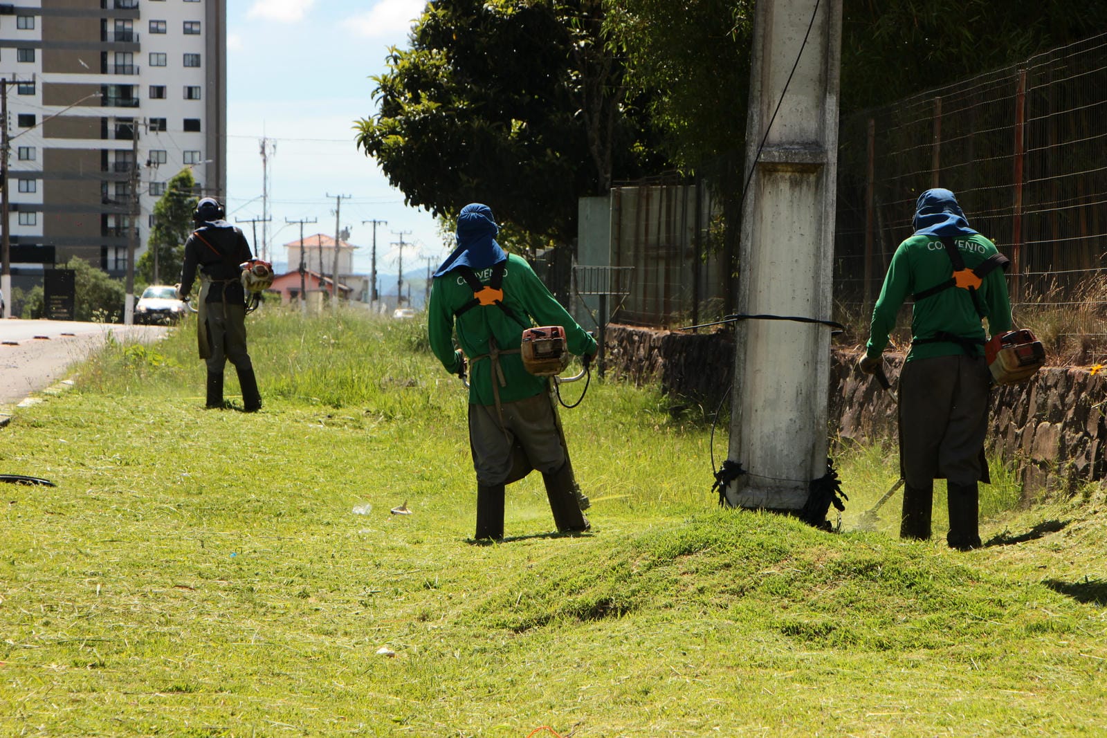 Prefeitura de Lages Sete frentes de trabalho executam serviços de roçada em diferentes bairros de Lages nesta quinta-feira