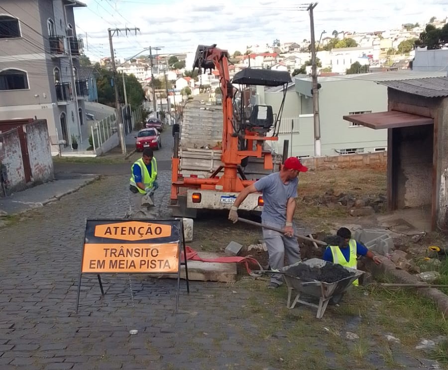 Prefeitura de Lages Lages amplia rede de drenagem com mais de 500 intervenções com construção de caixas coletoras, novas tampas e grades