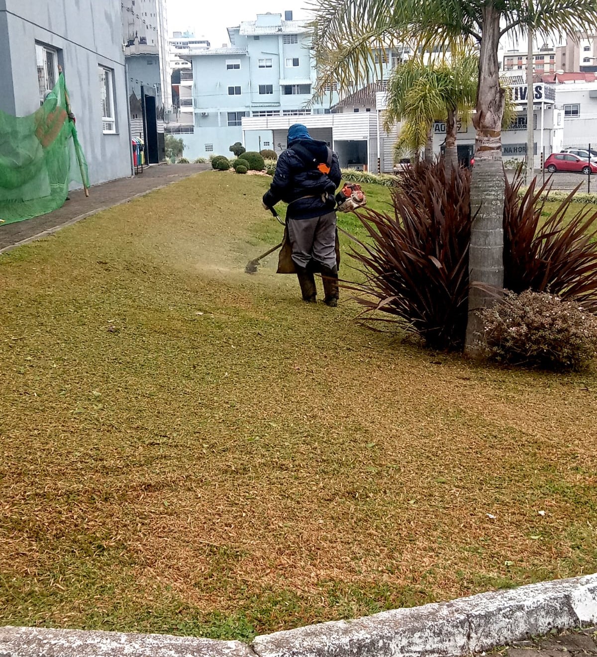 Prefeitura de Lages Secretaria de Serviços Públicos intensifica roçadas em diversos bairros e avança com pinturas na avenida 31 de Março