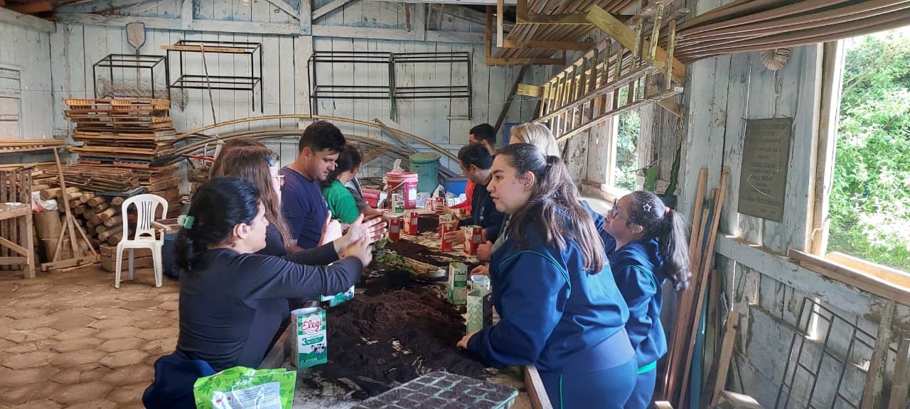 Prefeitura de Lages Alunos da Apae de Lages visitam Horto Municipal