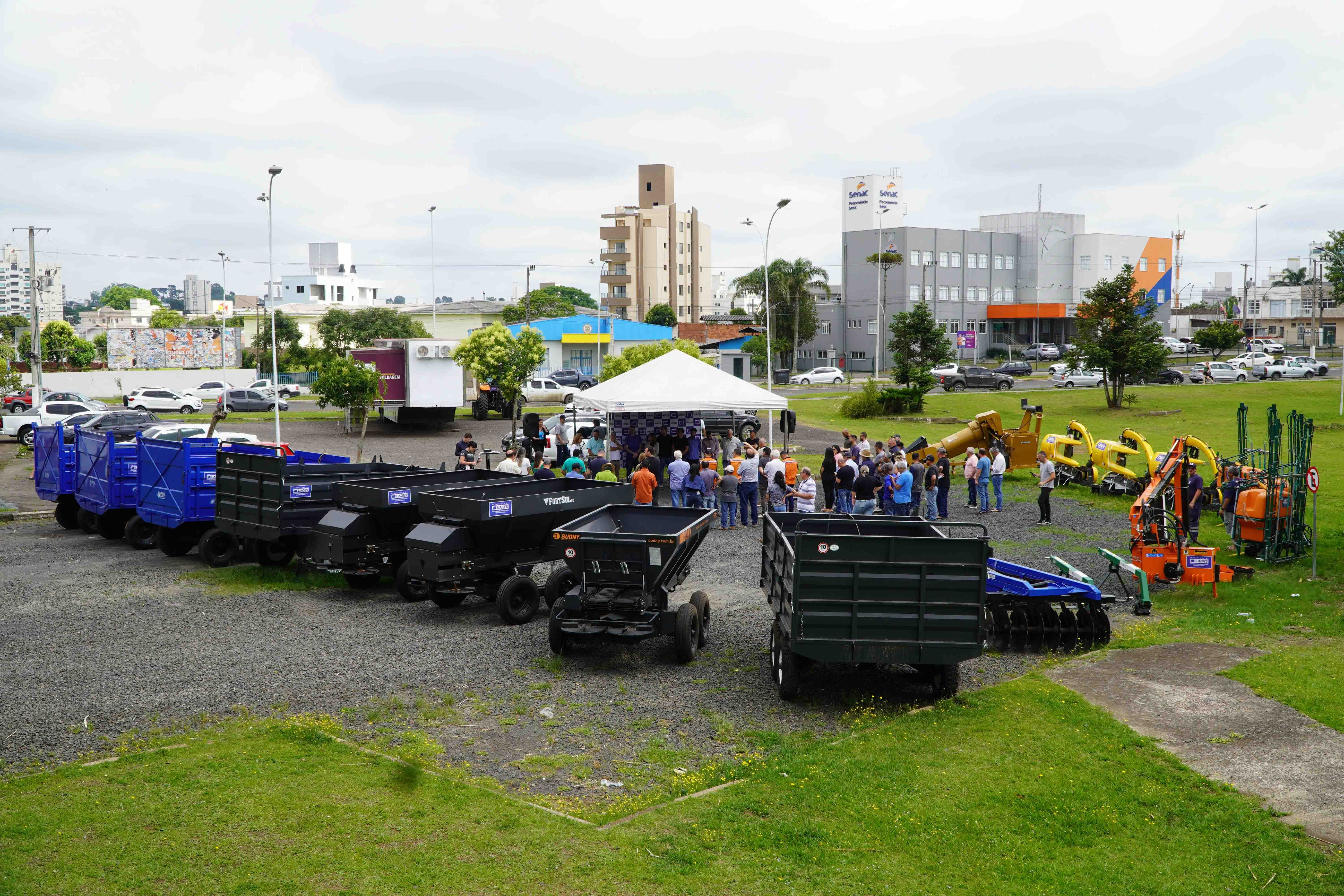 Prefeitura de Lages Prefeitura recebe 19 novos equipamentos agrícolas