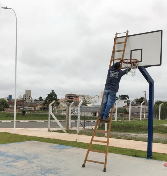 Prefeitura de Lages Quadras de basquete do complexo esportivo do Jones Minosso recebem novos aros