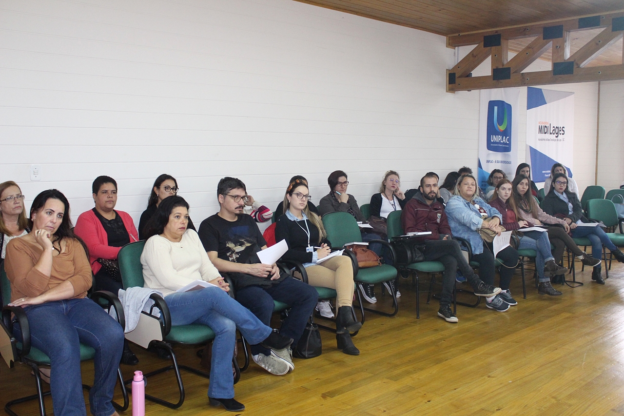 Prefeitura de Lages Especialistas da Assistência Social são instruídos especificamente no acolhimento de pessoas fragilizadas em relação a própria vida