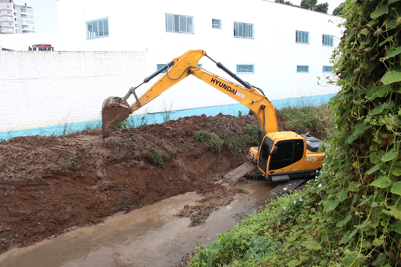 Prefeitura de Lages Limpeza no córrego no bairro Sagrado Coração de Jesus executada pela Defesa Civil previne eventuais alagamentos