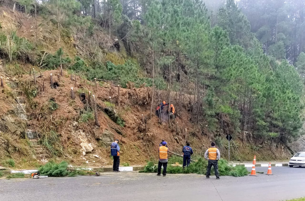 Prefeitura de Lages Trabalho da Defesa Civil: motoristas devem redobrar cuidados ao trafegarem pela avenida Papa João XXIII