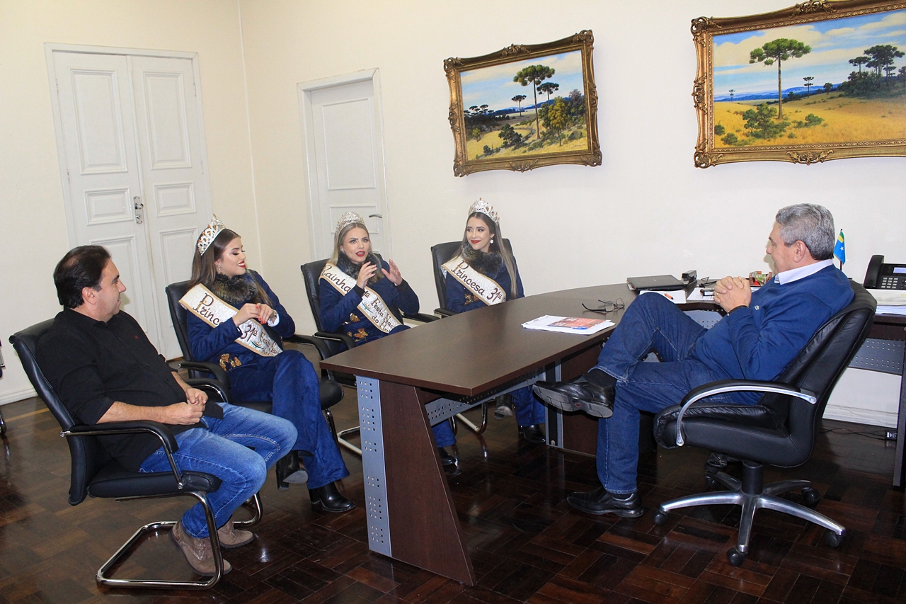 Prefeitura de Lages Realeza da Festa do Pinhão visita o Gabinete do Prefeito