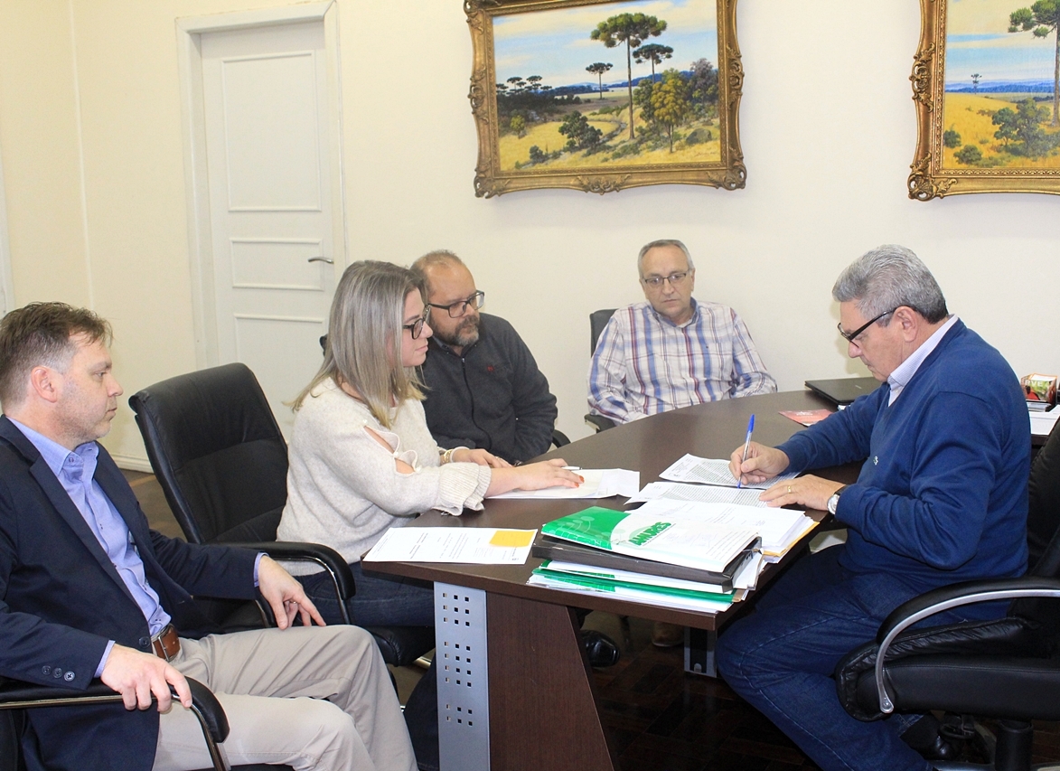 Prefeitura de Lages Berneck recebe escritura pública de doação do terreno à margem da BR-116 