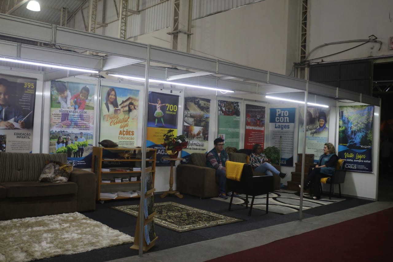 Prefeitura de Lages Prefeitura atende os visitantes em estande no Shoppinhão