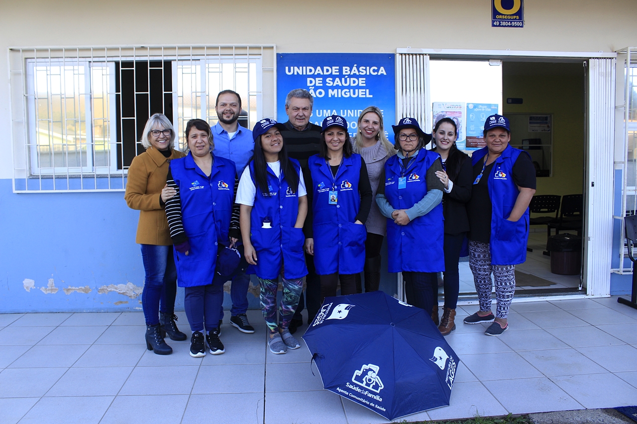 Prefeitura de Lages Prefeito Ceron entrega uniformes novos para agentes de saúde