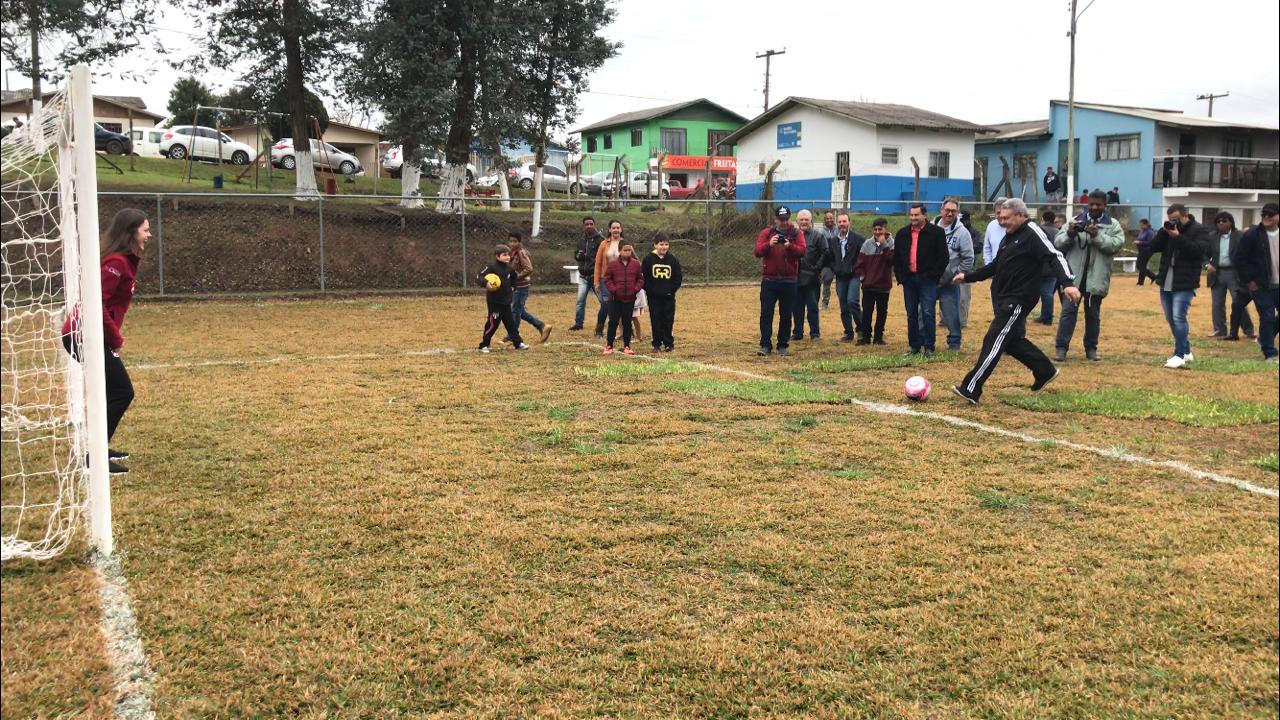 Prefeitura de Lages Prefeito Ceron inaugura reformas do campo de futebol do bairro Vila Maria