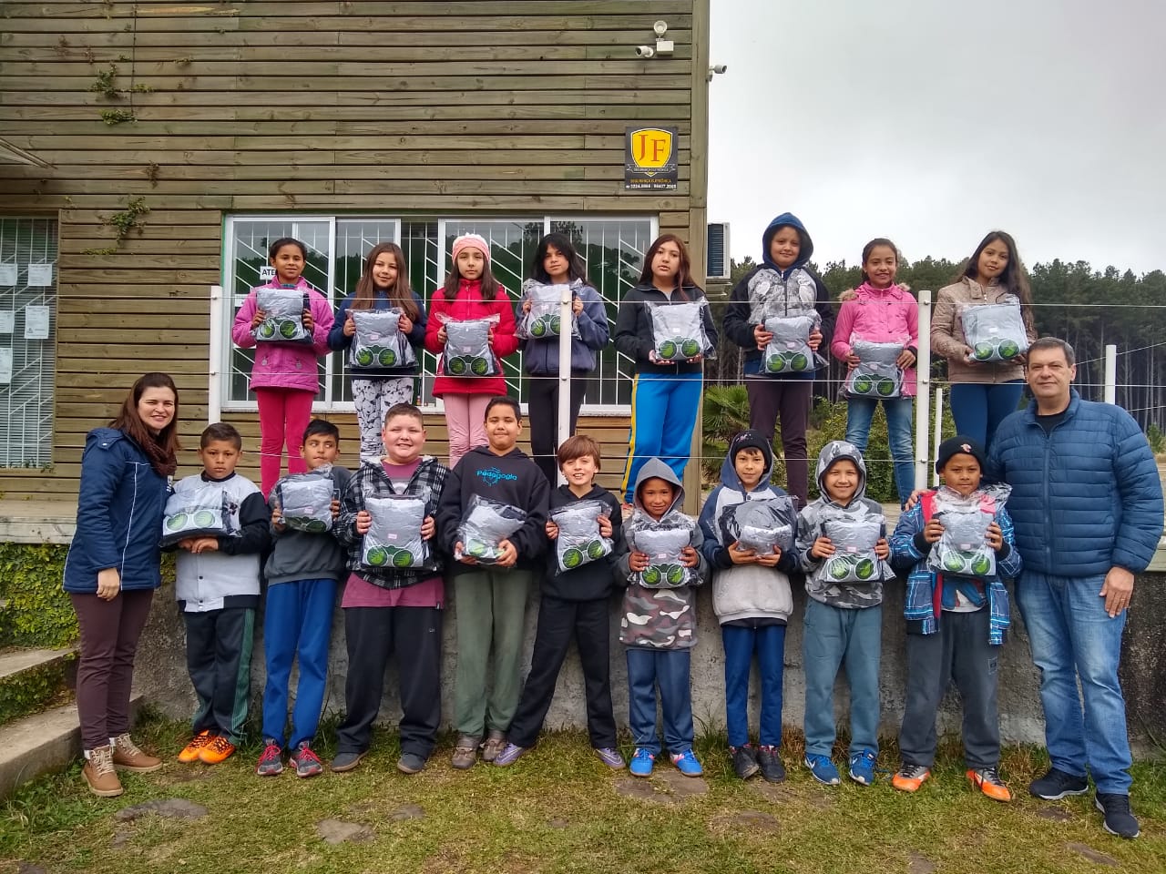 Prefeitura de Lages Alunos do Projeto Guarda Mirim do Parque Natural recebem seus uniformes 