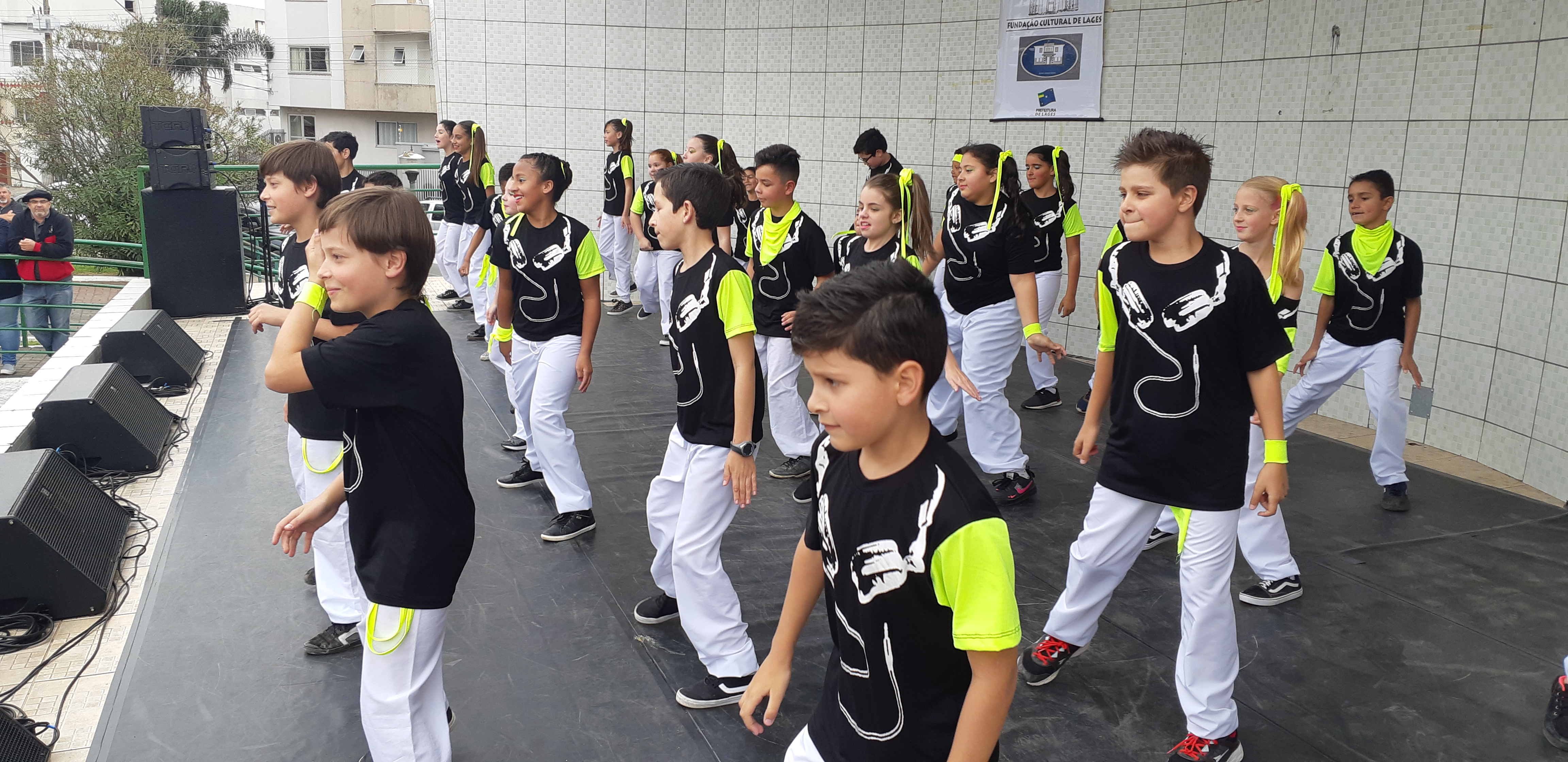 Prefeitura de Lages Praça Joca Neves vira palco para 250 alunos do programa Lages Melhor da Prefeitura