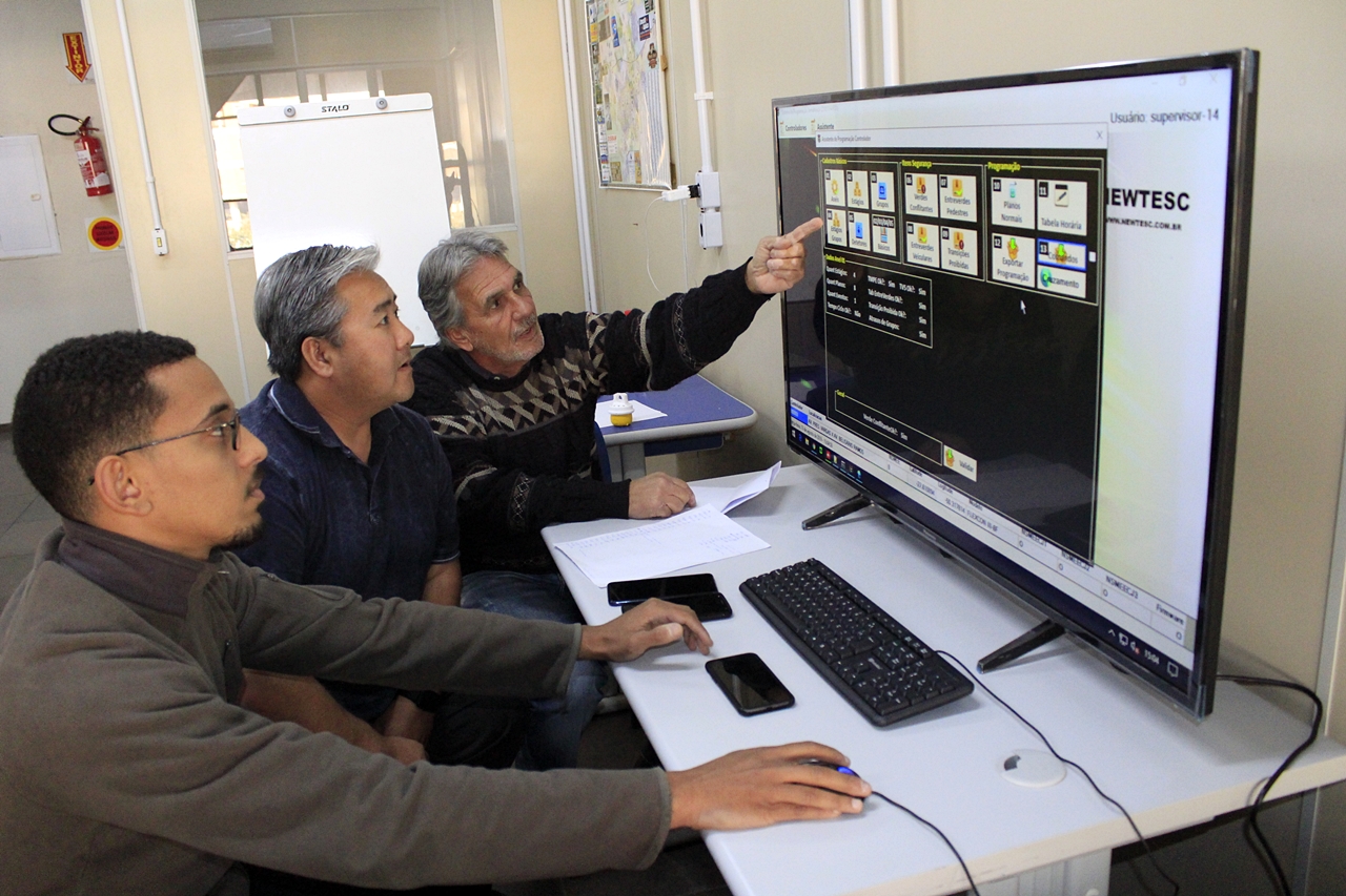 Prefeitura de Lages Profissionais passam por treinamento para gerir Central de Controle Operacional em semáforos 