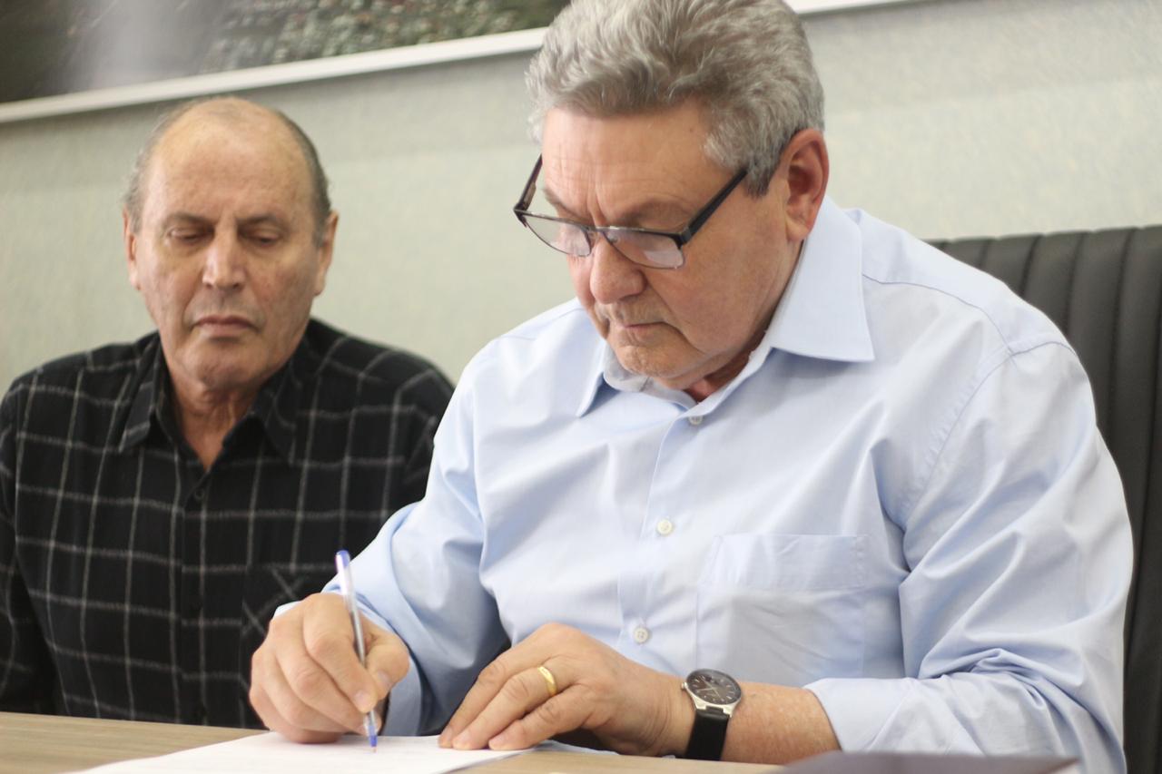 Prefeitura de Lages Prefeito Ceron assina decreto que diminui taxa de esgoto na categoria social