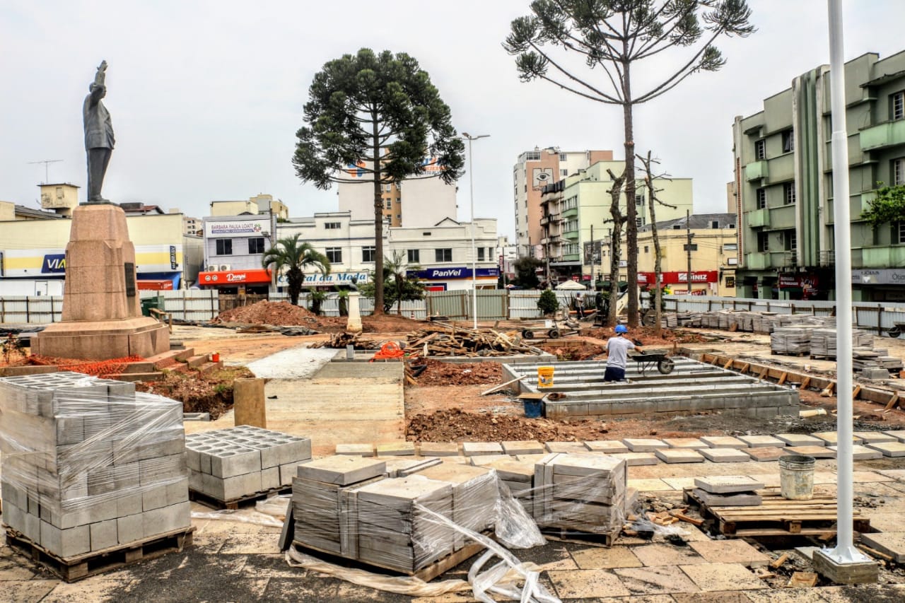Prefeitura de Lages Prefeito Ceron e empresários vistoriam obras do Mercado Público e do Calçadão 