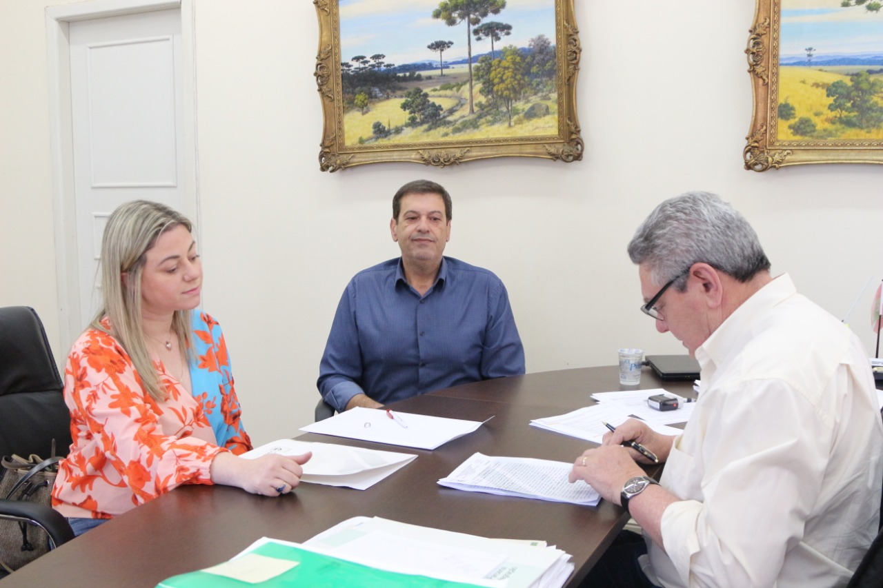 Prefeitura de Lages Prefeito Ceron assina escritura do Cemitério da Paz