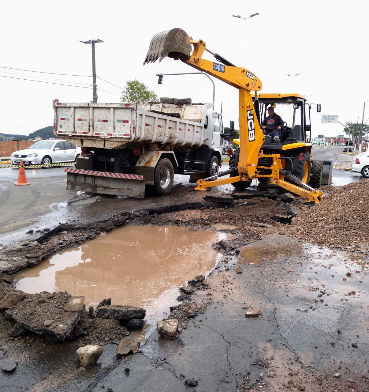 Prefeitura de Lages Semasa e empreiteira trabalham no conserto de rede de água na Dom Pedro II