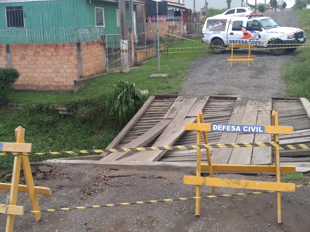 Prefeitura de Lages Defesa Civil interdita ponte de madeira no bairro Guarujá
